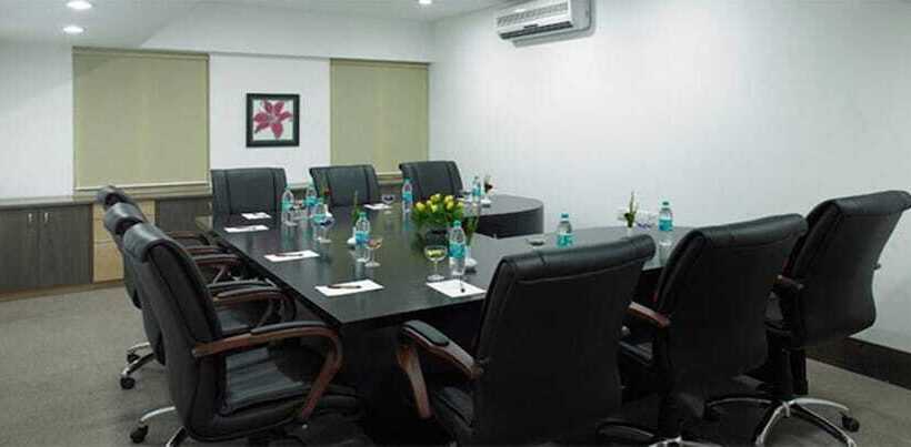 בית מלון כפרי Royal Orchid Golden Suites Pune