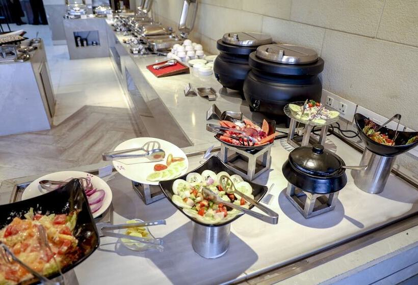 בית מלון כפרי Royal Orchid Golden Suites Pune