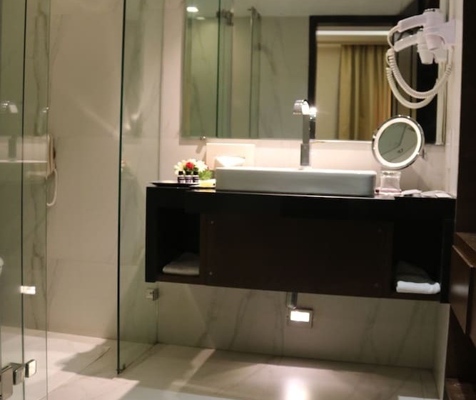 בית מלון כפרי Royal Orchid Golden Suites Pune