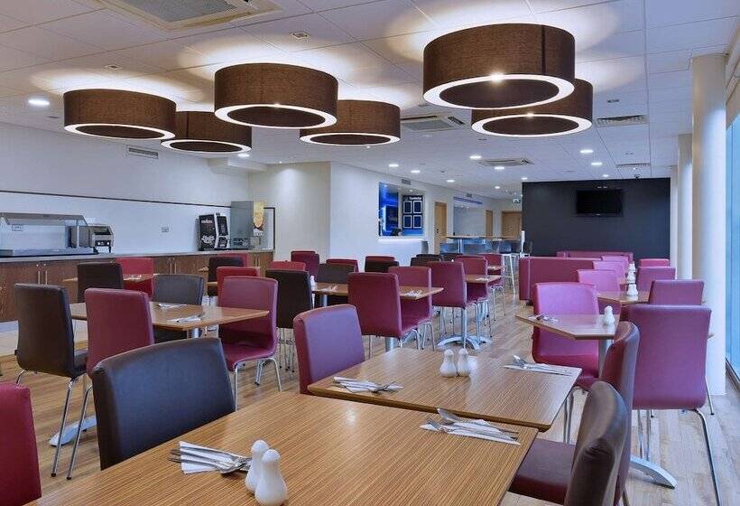 Отель Travelodge Edinburgh Airport Ratho Station