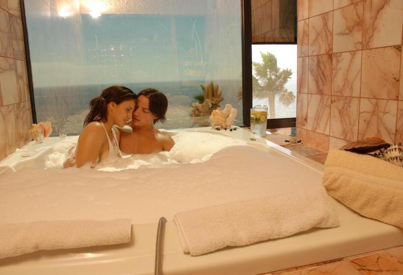 Las Rocas Resort And Spa