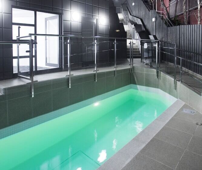 Nesuto St Martins Apartment