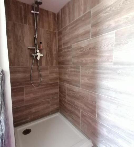 مبيت وإفطار La Roulotte Des Trois Arbres