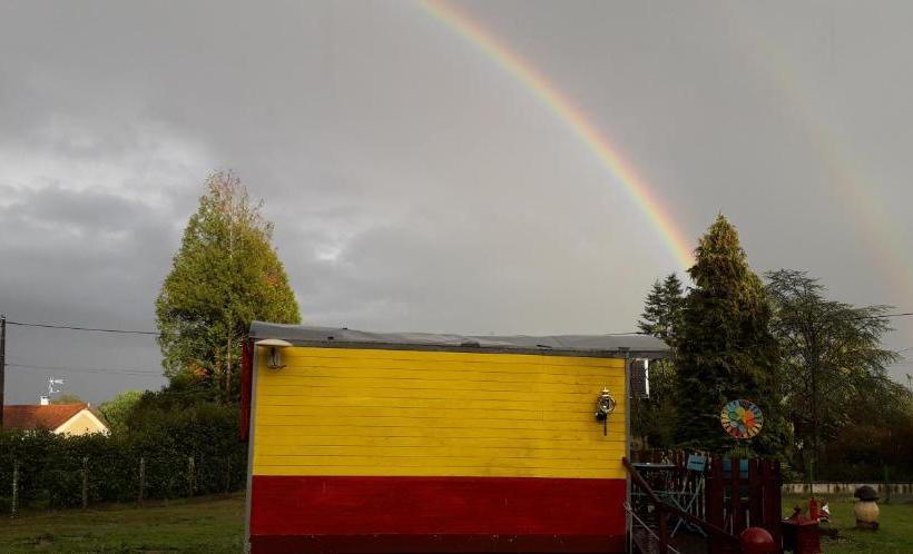 مبيت وإفطار La Roulotte Des Trois Arbres