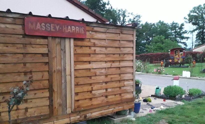 مبيت وإفطار La Roulotte Des Trois Arbres