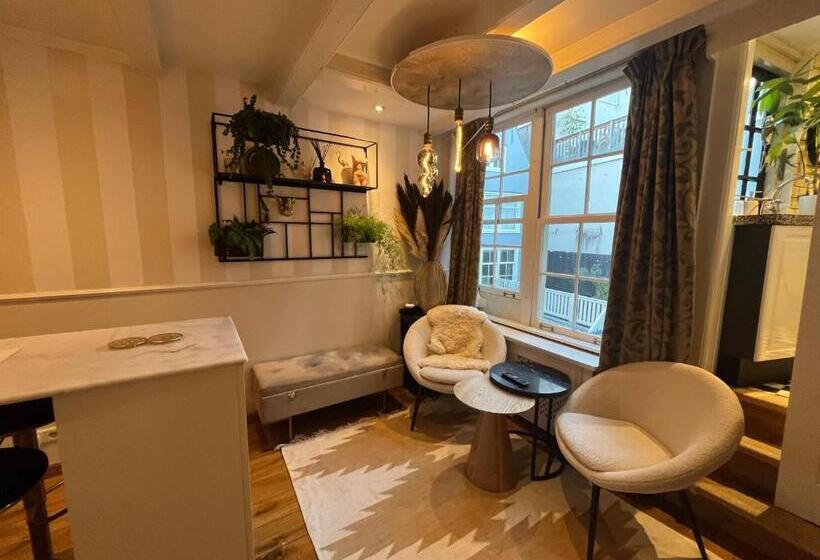 مبيت وإفطار The Enlightened House Luxury Suites