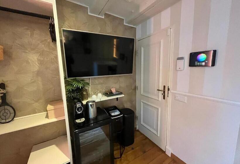 مبيت وإفطار The Enlightened House Luxury Suites