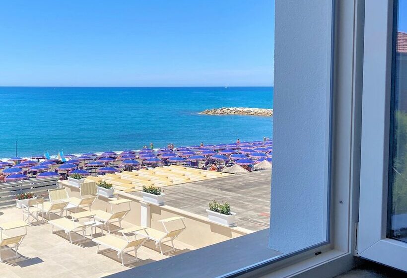 Отель Cecina Beach