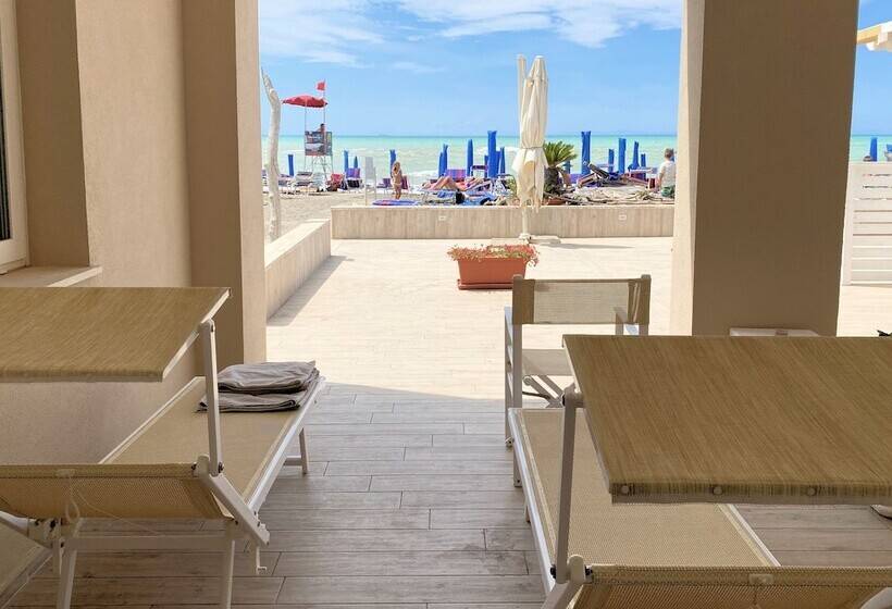 Отель Cecina Beach