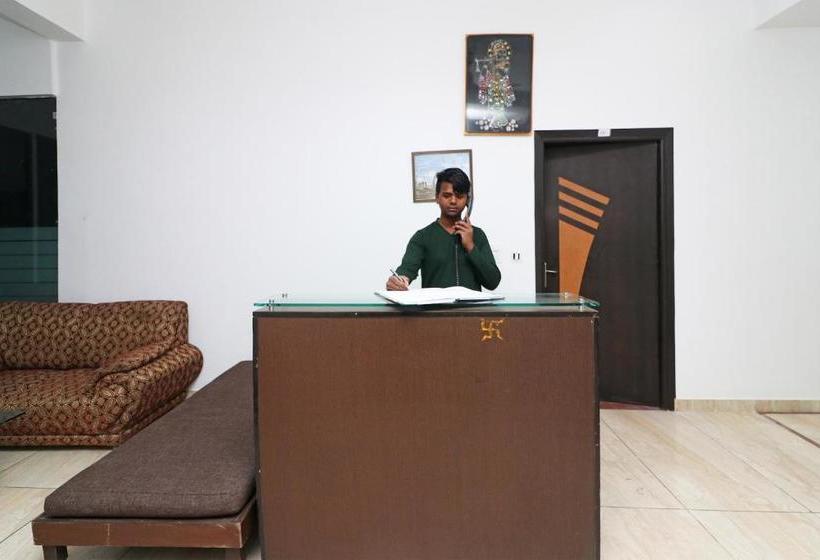 فندق Oyo 24054 Nihon Rooms