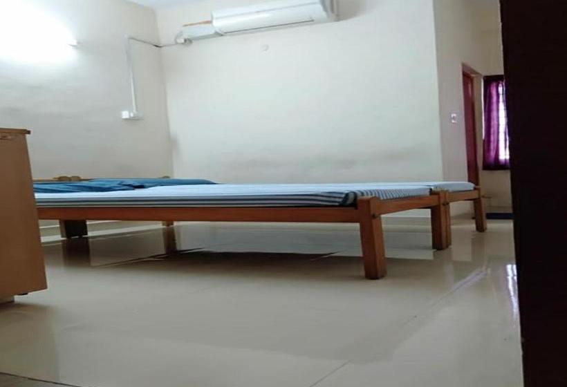 Отель Spot On Ashoka Inn