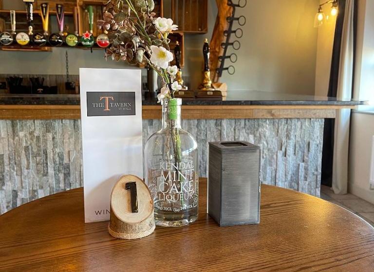 فندق The Tavern At Hale