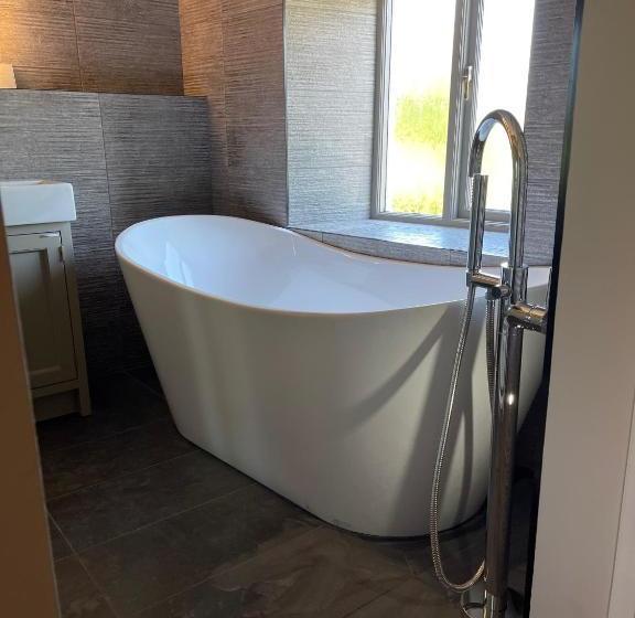 فندق The Tavern At Hale