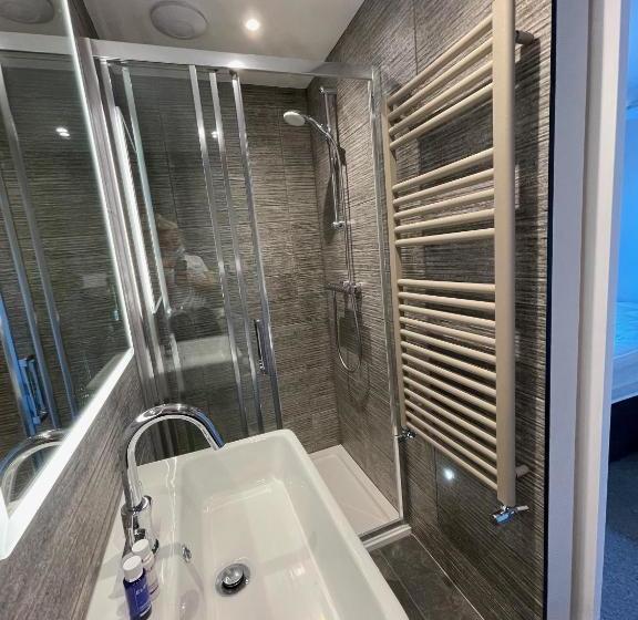 فندق The Tavern At Hale