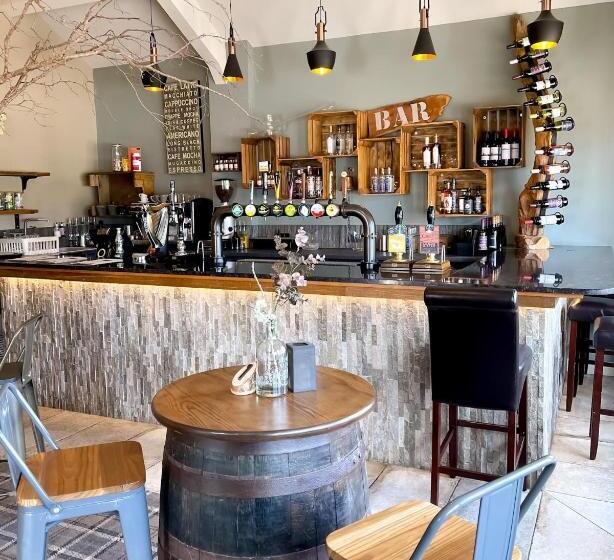 فندق The Tavern At Hale