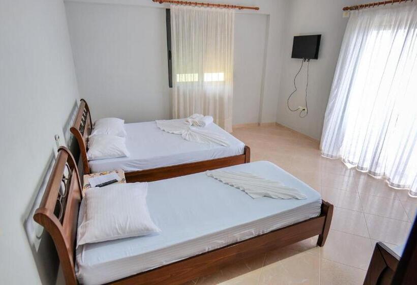 בית מלון כפרי White