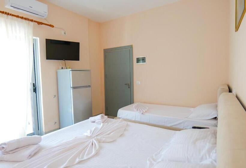 בית מלון כפרי White