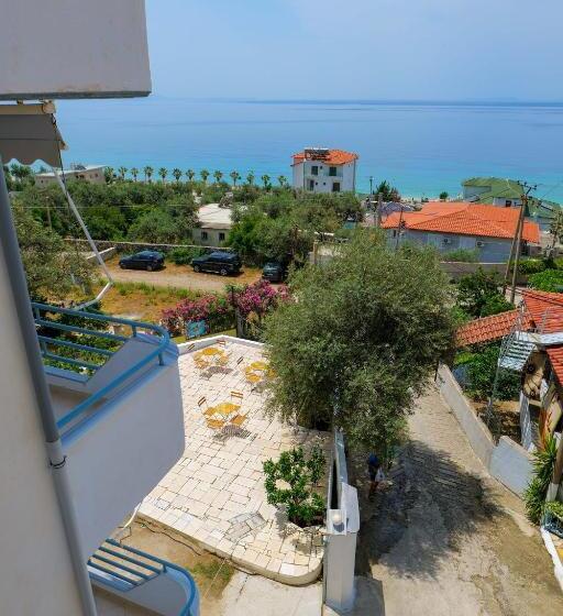 בית מלון כפרי White