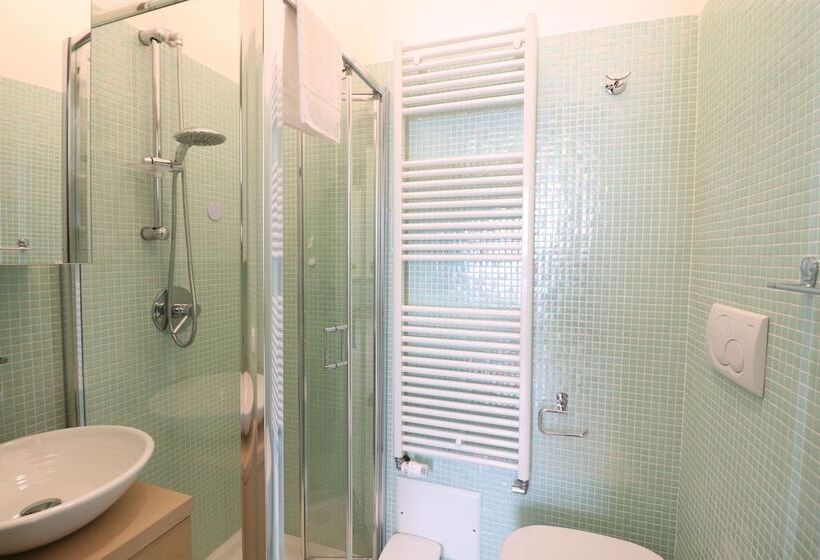 بنسيون Triple Superior Red Orange