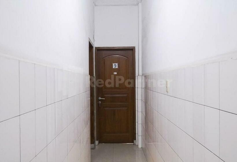 호텔 Edbert Guesthouse Near Lotte Grosir Medan Redpartner