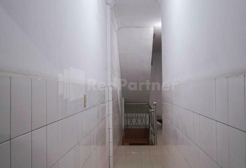 호텔 Edbert Guesthouse Near Lotte Grosir Medan Redpartner