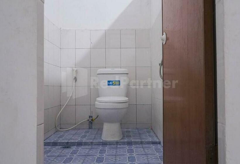 호텔 Edbert Guesthouse Near Lotte Grosir Medan Redpartner