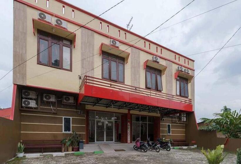 Отель Reddoorz Near Rs Adam Malik Medan 2