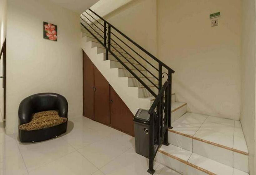 Отель Reddoorz Near Rs Adam Malik Medan 2
