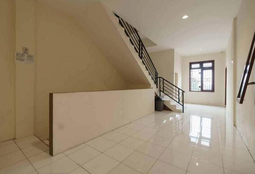 Отель Reddoorz Near Rs Adam Malik Medan 2