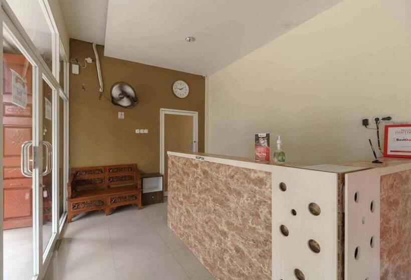 Отель Reddoorz Near Rs Adam Malik Medan 2