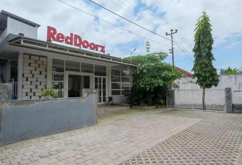 בית מלון כפרי Reddoorz Near Stadion Kridosono Blora