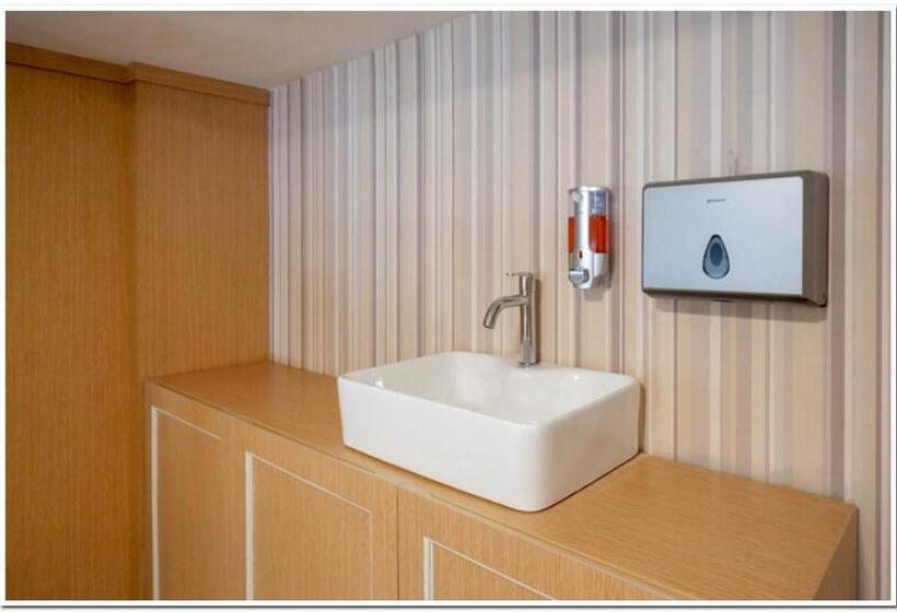 酒店 Reddoorz Plus @ Madukoro Raya Semarang