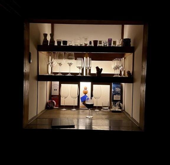 פנסיון Okiya Guest House & Tapas Bar