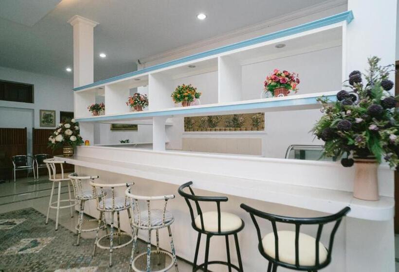 پانسیون Urbanview Hotel Griya Surya Malang By Reddoorz