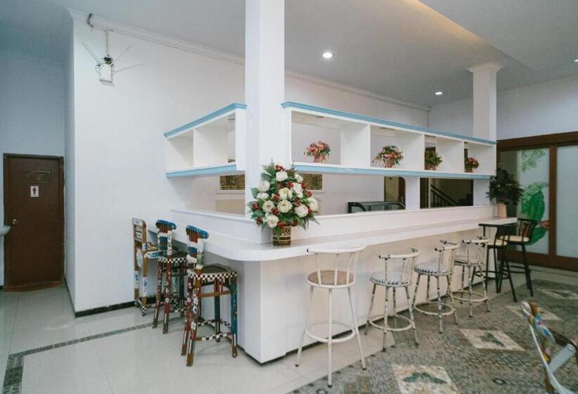 پانسیون Urbanview Hotel Griya Surya Malang By Reddoorz