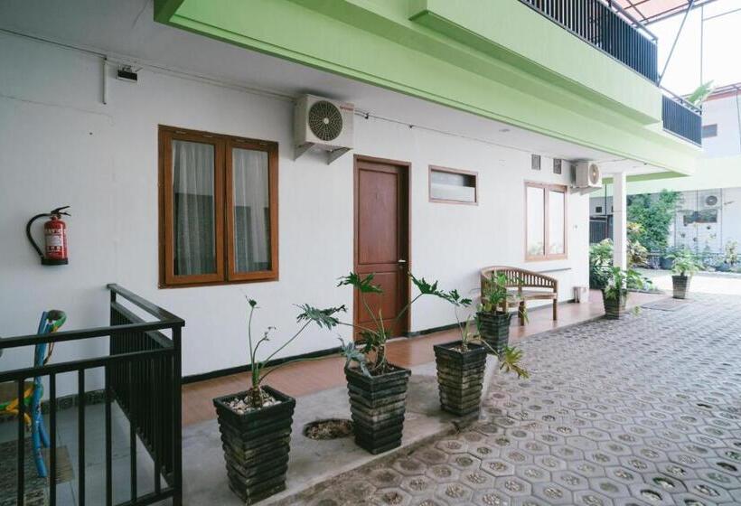 Пансион Urbanview Hotel Griya Surya Malang By Reddoorz