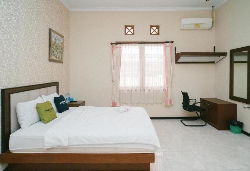 Пансион Urbanview Hotel Griya Surya Malang By Reddoorz