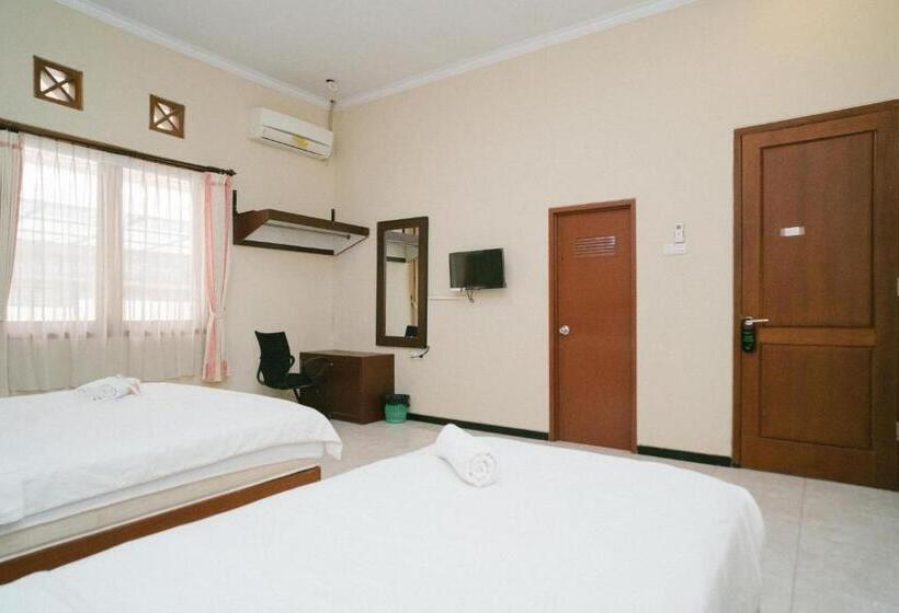 Пансион Urbanview Hotel Griya Surya Malang By Reddoorz