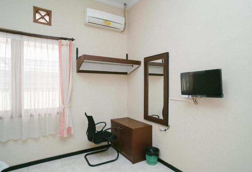 پانسیون Urbanview Hotel Griya Surya Malang By Reddoorz