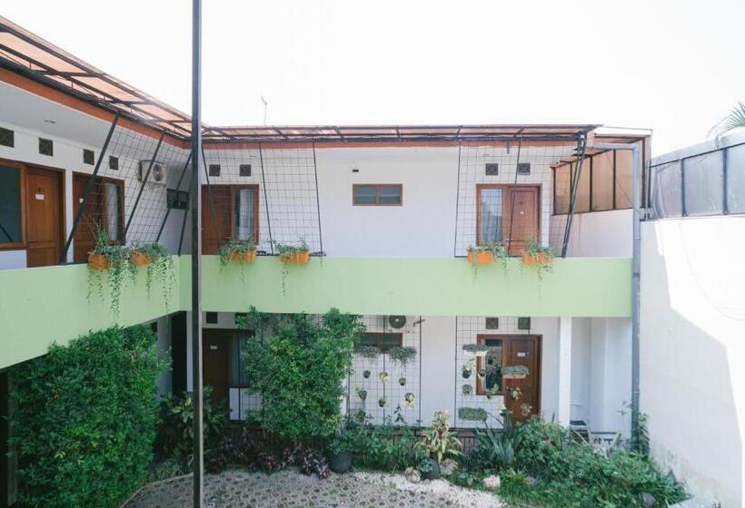 Пансион Urbanview Hotel Griya Surya Malang By Reddoorz