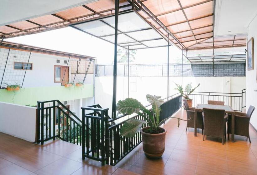 Пансион Urbanview Hotel Griya Surya Malang By Reddoorz