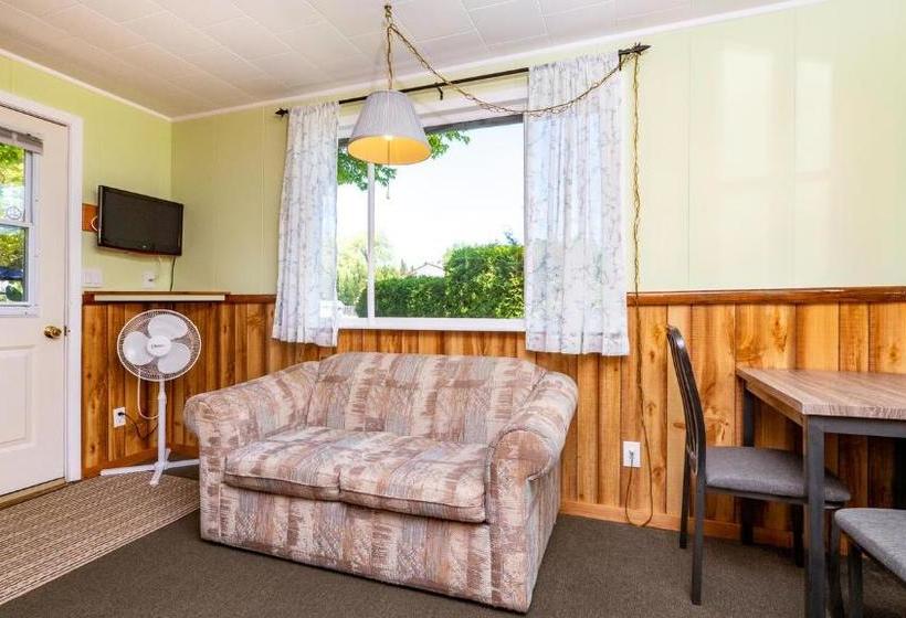 Bel Air Cottages And Motel