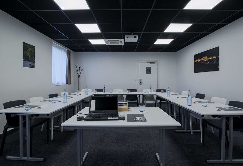 בית מלון כפרי Campanile Carcassonne Est La Cite