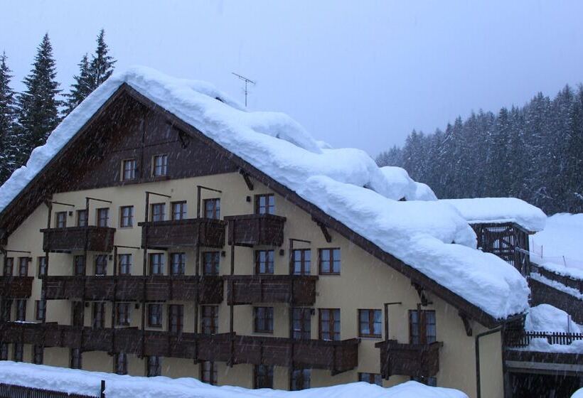 فندق Nevesole Folgarida Resort Apart