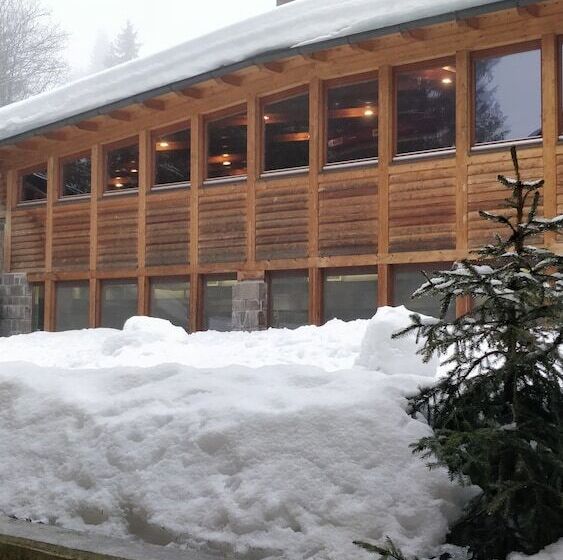 فندق Nevesole Folgarida Resort Apart