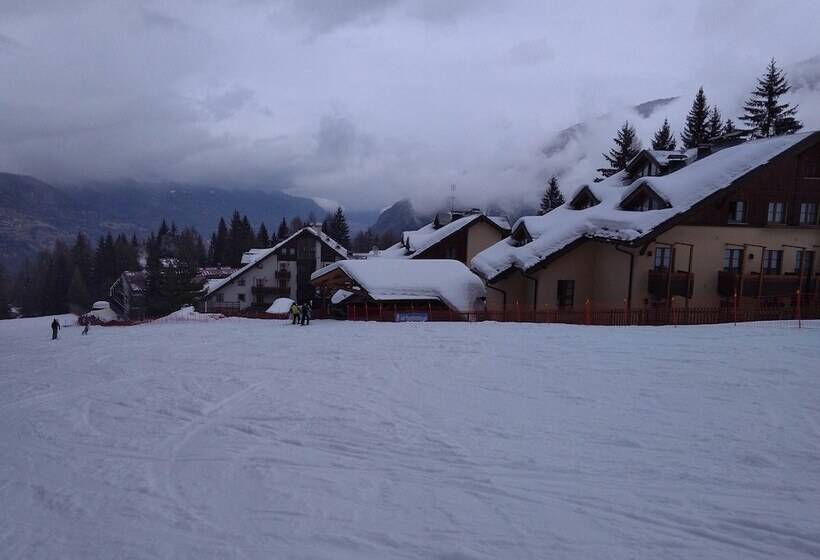 فندق Nevesole Folgarida Resort Apart