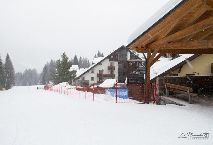 فندق Nevesole Folgarida Resort Apart