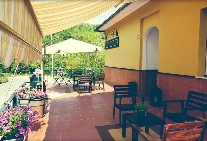 فندق Pineta Del Borgo