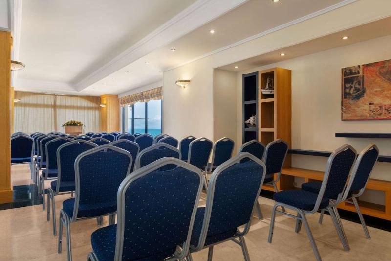 בית מלון כפרי Ramada by Wyndham, Athens Club Attica Riviera