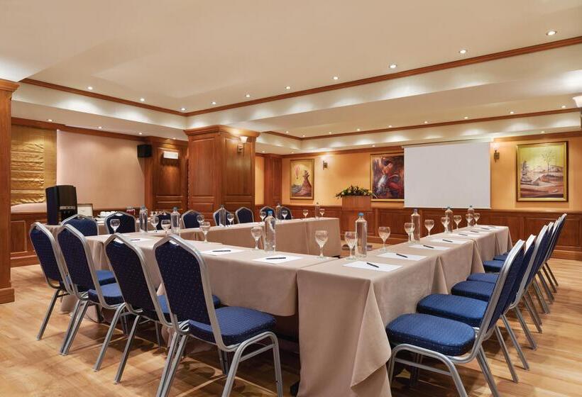 בית מלון כפרי Ramada by Wyndham, Athens Club Attica Riviera